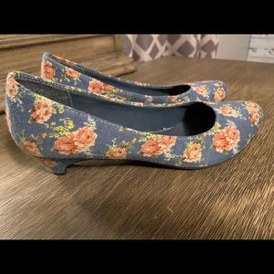 Unionbay vintage inspired floral kitty heels